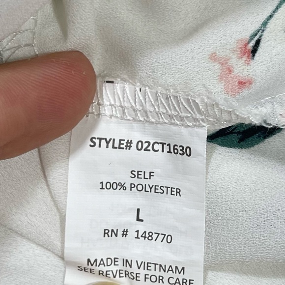 Sienna Sky white floral wrap waist V-neck blouse women’s size L - Picture 15 of 17